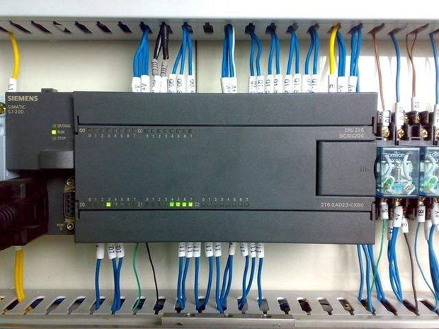 PLC控制新時(shí)代：智能化、高效化的選擇